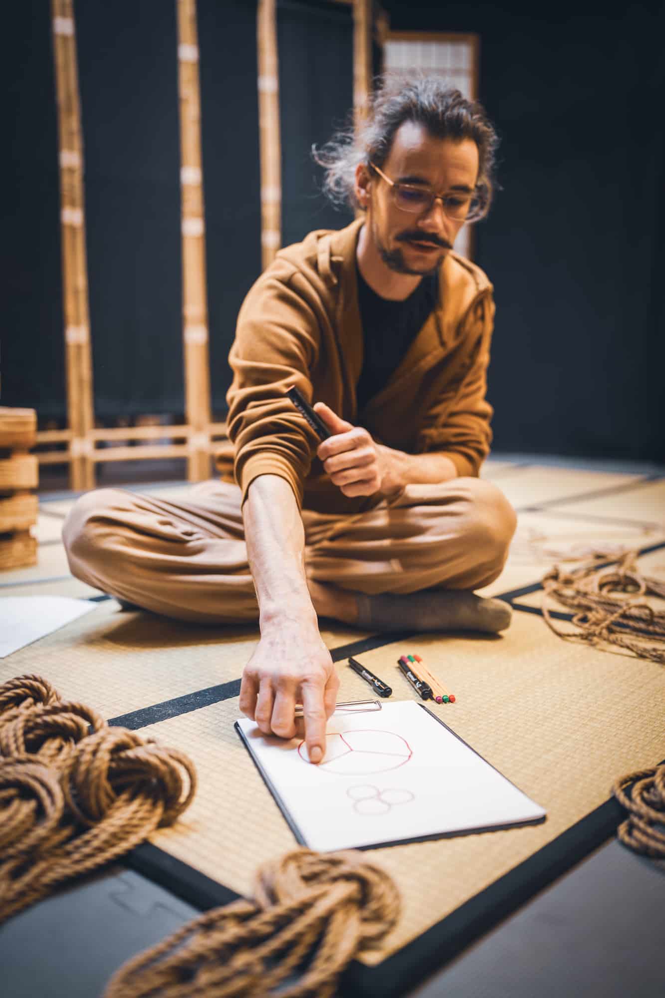 Myu na tatami v dojo prostoru, zachycená v emotivní reakci během praktické části workshopu.